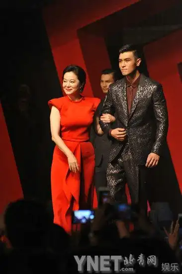 林青霞t台首秀露鱼尾纹 朱茵杨钰莹拼气场(8)