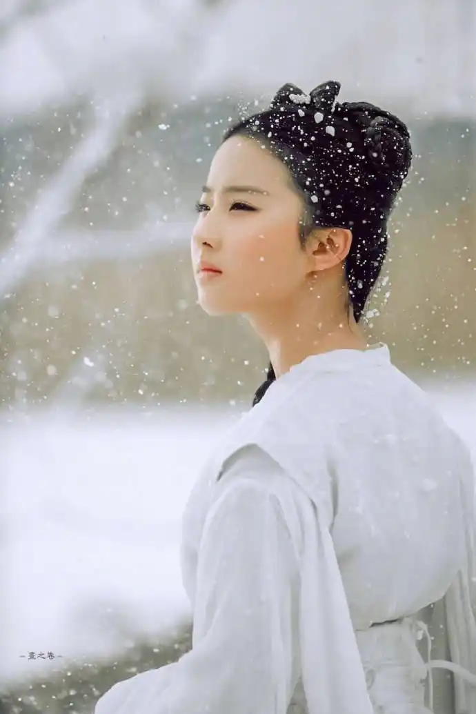 刘亦菲穿着白衣在雪地中的模样,这就是天仙没错了!神仙姐姐真是太美了
