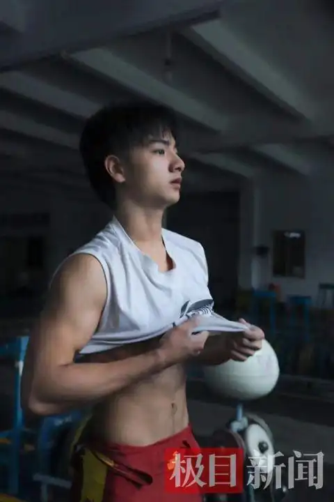 00后举重界金城武拒进娱乐圈外貌的吸引只是一时的我更喜欢举重