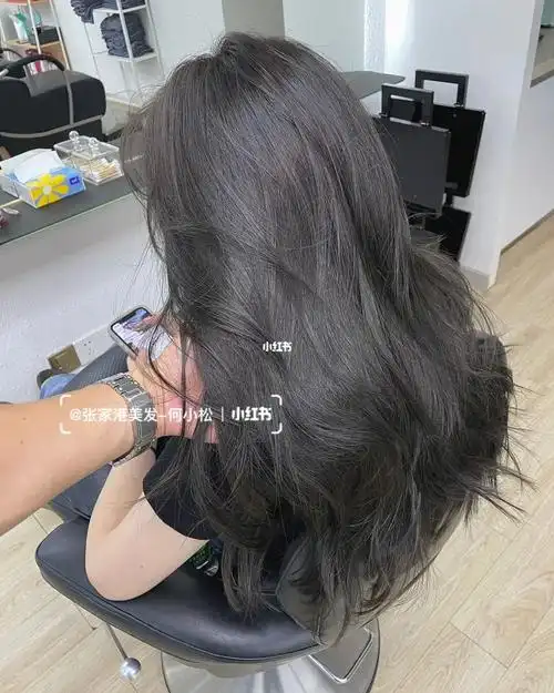 夏天染了浅色后头发又枯又黄～试试这个深色系的黑茶色……秋冬天气