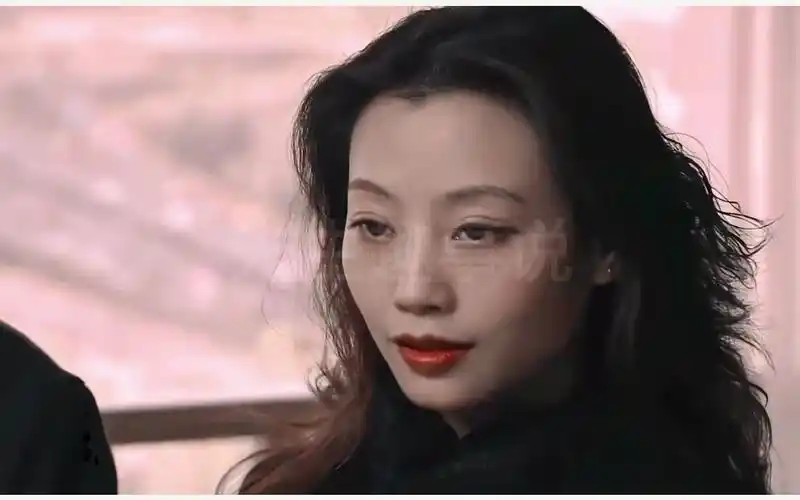 嫣然一笑醉人容颜李宜娟