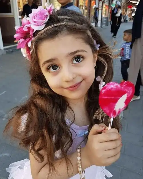 伊朗10岁"全球最美女孩"因太美,父亲辞职做贴身保镖,网友:这就是洋