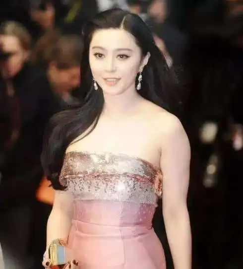 范冰冰自黑长得胖但漂亮,配图搞怪200斤不止,曾为显腿瘦p到墙歪