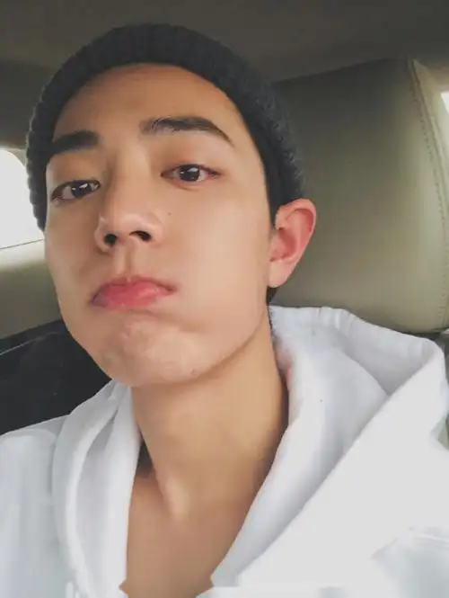 早,自拍里纯素颜也神颜的肖战#肖战#肖战超话