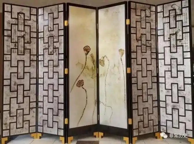 古代的房屋大都是土木建构的院落形式,当然不像现代钢筋水泥结构的