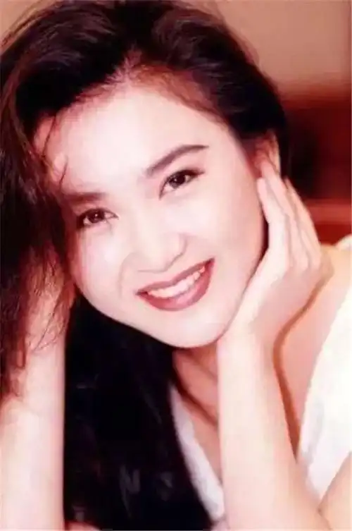 29岁因拍三级片隐退,34岁嫁给富商却不生孩子,如今51岁幸福似少女