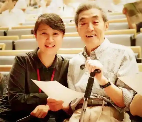 著名演员梁冠华,与妻子唐烨互相成就,恩爱33年生活幸福甜蜜_话剧_胖子