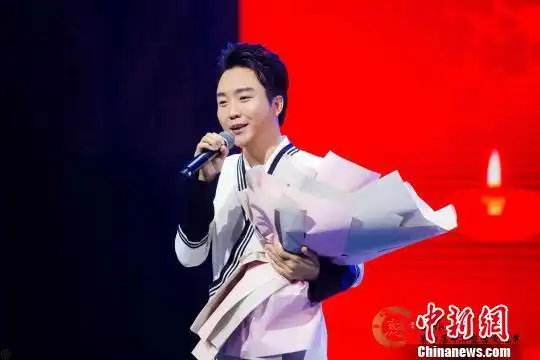 李玉刚献唱"中华慈孝感恩音乐会" 献花天下父母