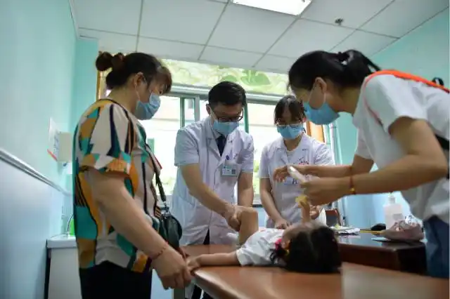 一到暑假儿科看病忙省儿童医院推十大举措助暑期削峰