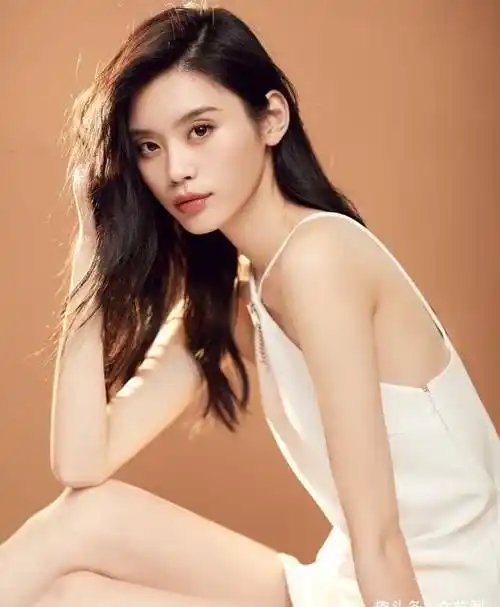 原创奚梦瑶早期杂志写真曝光穿黑白连衣裙配黑色丝袜毫无超模气质