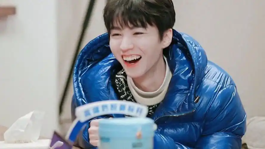 王俊凯 | 哥哥的比心真的可爱得冒泡,你一笑我就被治愈了