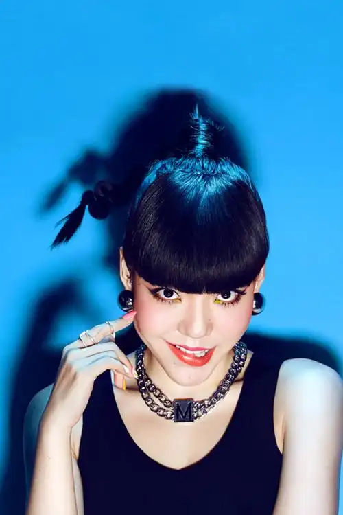 简介:歌手吴莫愁美妆大片写真图片下载,分享一组吴莫愁图片给大家,图