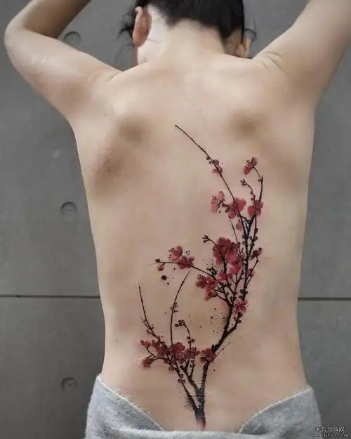 侧腰黑灰花卉纹身图案