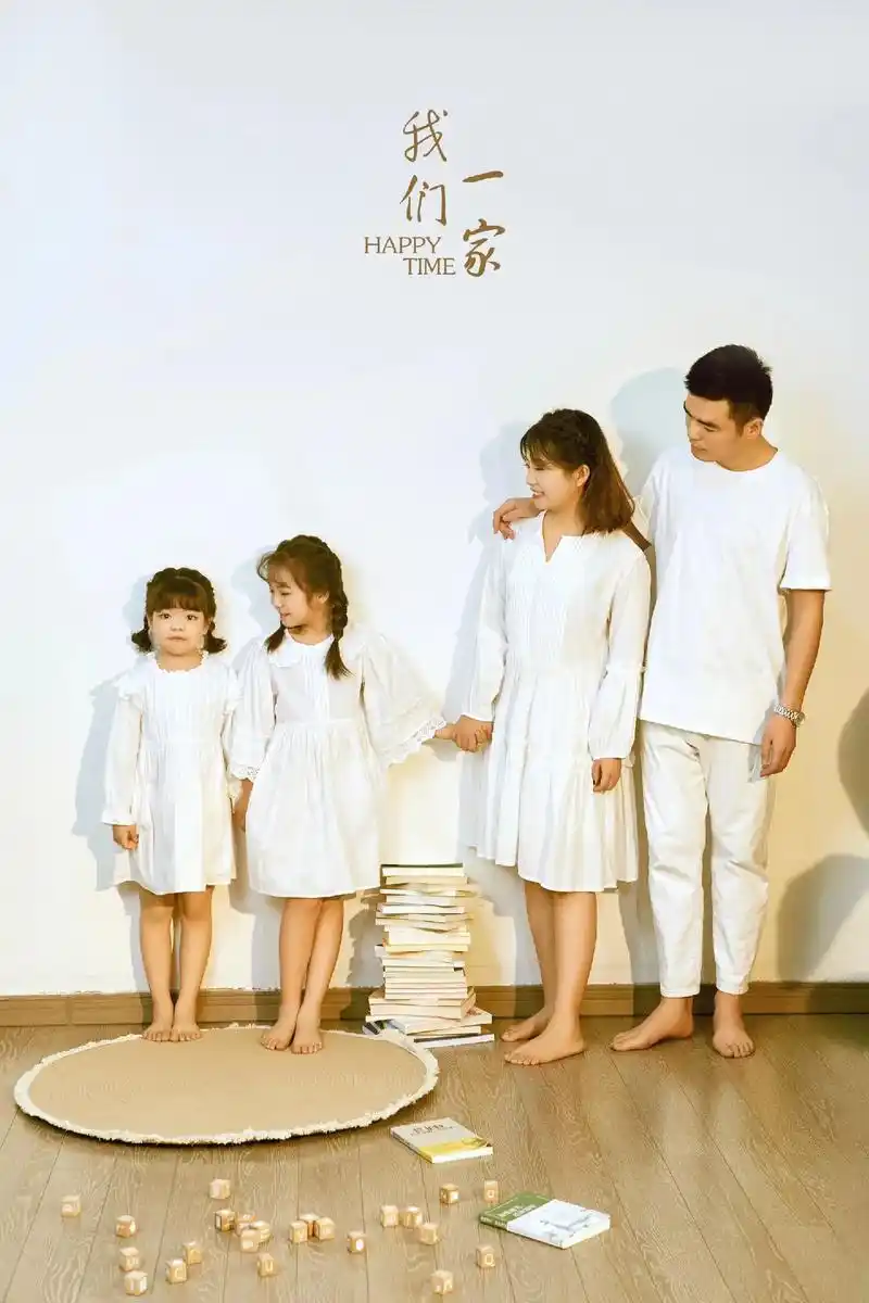 简约温馨~亲子照一家四口.2个宝一块拍照 #一家四口亲子照 - 抖音
