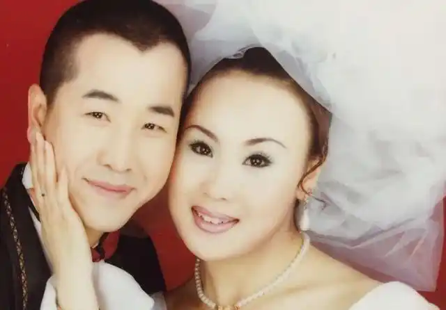 的老婆李琳,李琳身穿粉色卫衣,手上拿着专业的话筒和老公一起唱二人转