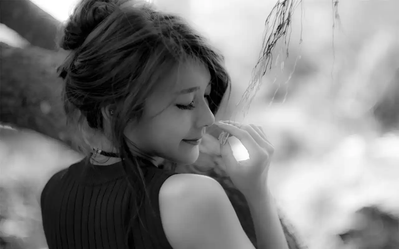 个性风格清纯美女黑白桌面壁纸