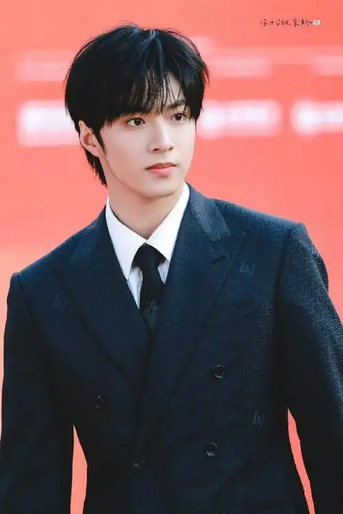 腿好长人好帅    #刘耀文红毯生图