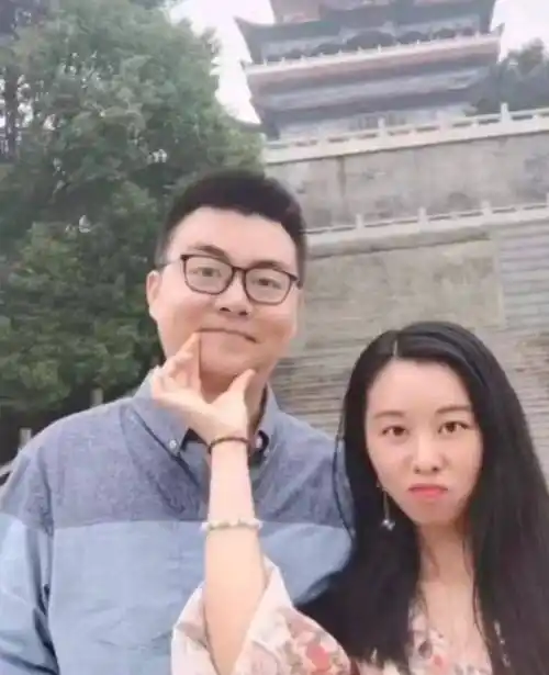 郭威离开郭父房产,乔迁新房时亲生父母来帮忙打扫,一家其乐融融_许敏