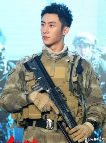 黄景瑜:16岁辍学,半路走红,因在内娱"服兵役",被央视点名