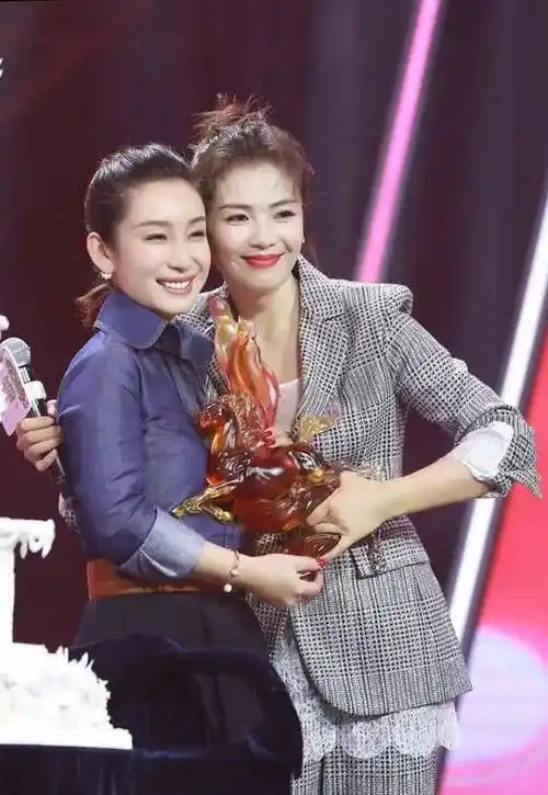 46岁秦海璐和同岁刘涛度假,闺蜜俩穿搭时髦,一个霸气!一个优雅!