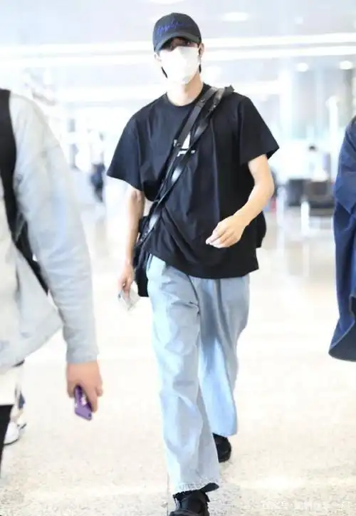 宋威龙现身机场穿着袜子踩着凉鞋来了大长腿都快溢出屏幕了