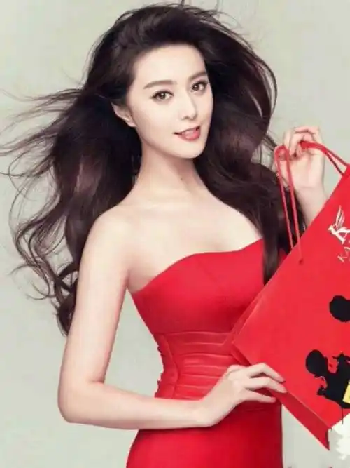 曾开1600万豪车,消失1年的小燕子赵薇,为何手拿身份证现身机场_范冰冰