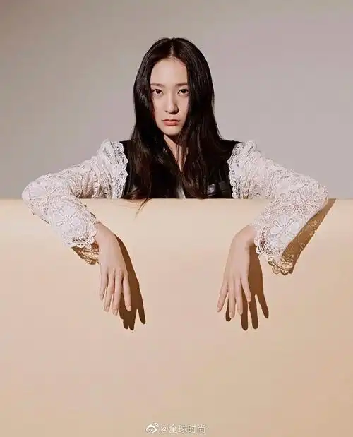 郑秀晶 黑白是代表色,独立又洒脱.