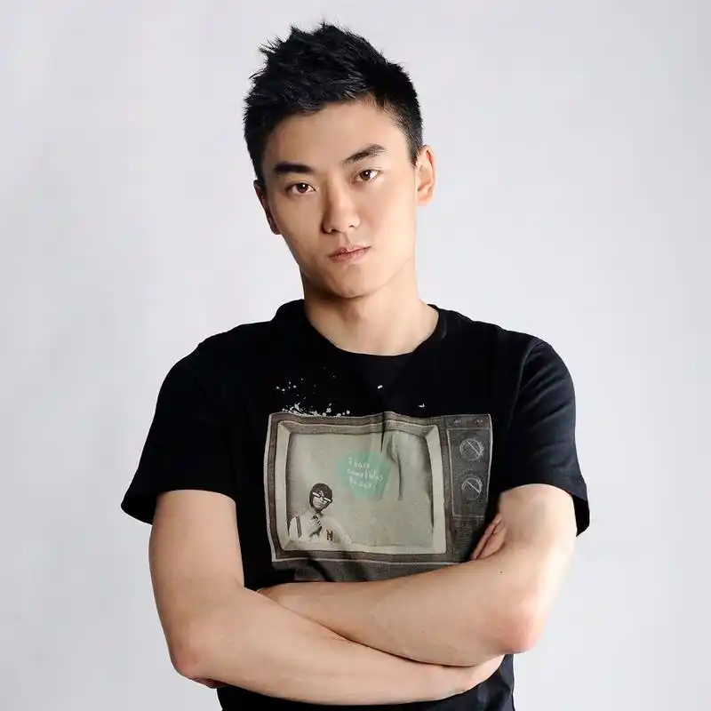 陈月末个人资料(陈宝国儿子陈月末:在父母的不认可中,找到了自己想走