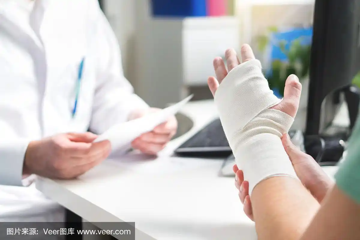 在医院办公室或急诊室,受伤的病人向医生展示骨折的手腕和手臂并用