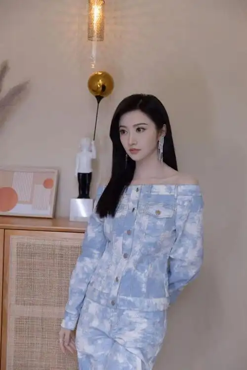 景甜真会穿一字肩牛仔套装展现曲线身材貌美肤白尽显气质