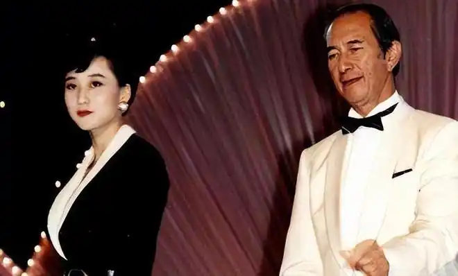 人间尤物利智一支舞俘获66岁赌王李连杰甘愿为她卖身还债