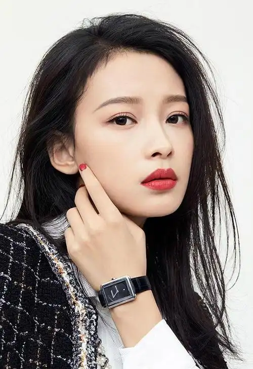 的演绎,无论是飘逸的长发造型还是干练的短发形象,孙怡都能完美驾驭