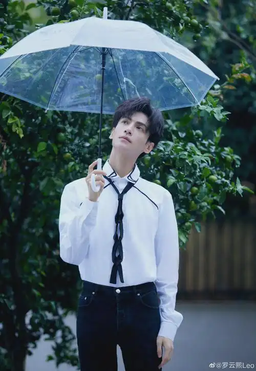 罗云熙:20220222,罗本给大家比个揪揪 对镜自拍……__财经头条