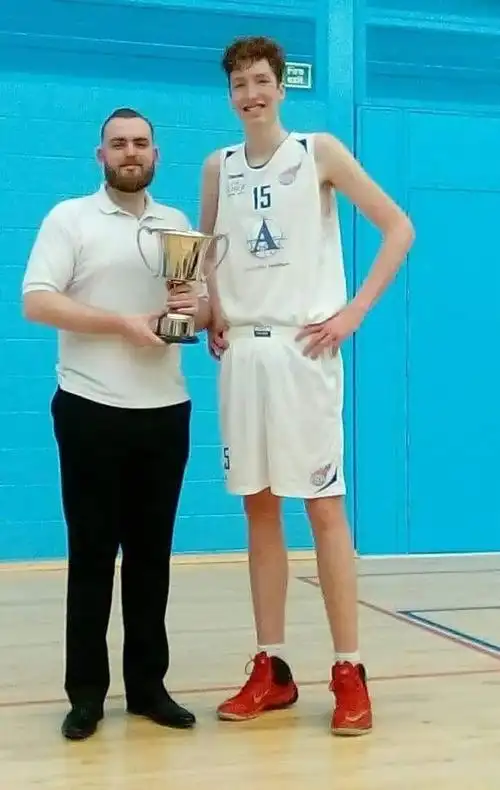 19岁男孩身高2米24称还想再长高点,他两个哥哥也都2米多