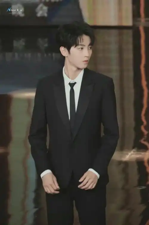 王俊凯王一博易烊千玺直播动图