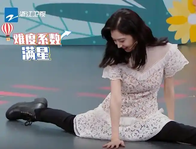 除了秀一字马外,景甜还超纲完成了宋小宝贴地前行的动作!