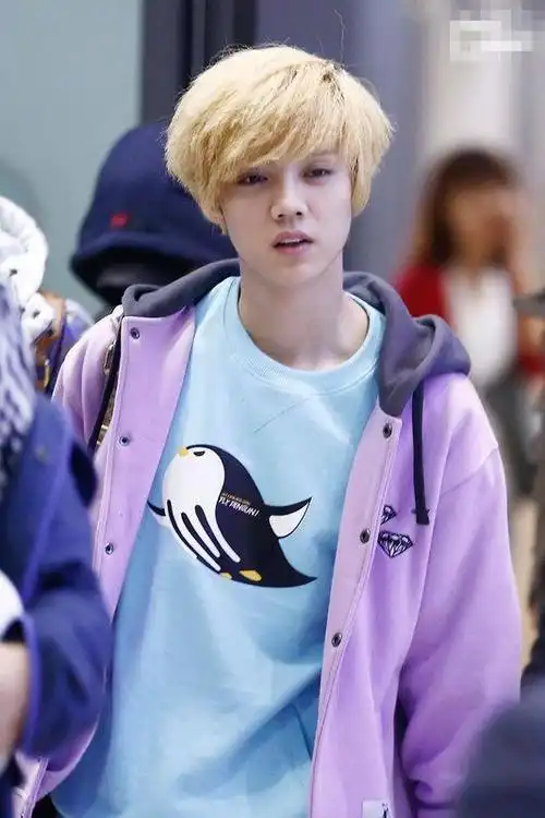 鹿晗发色大集锦果然颜值高绿色也能hold住但这眼影一言难尽