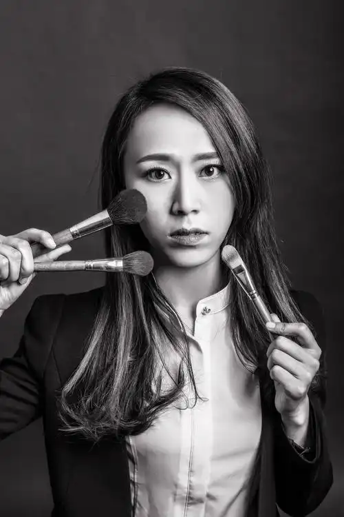 罗瑶,女,陕西人,现为国家高级化妆师,国家高级美睫师,陕西电视台特邀