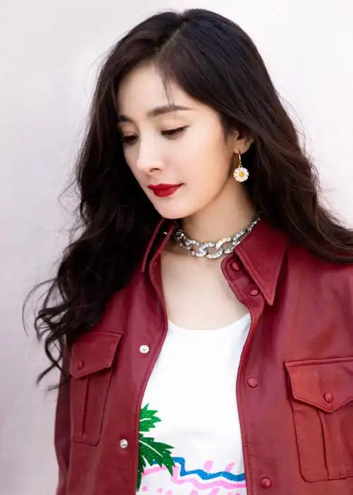 杨幂红色皮衣酷美写真图片