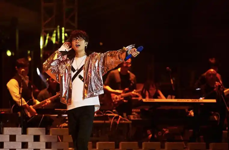 许嵩北京演唱会圆满落幕 好友戚薇带伤现身