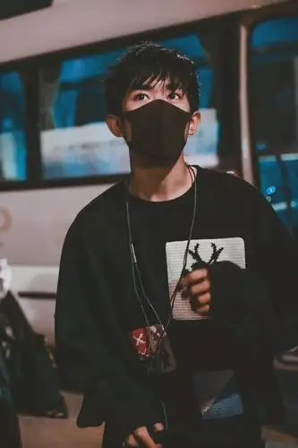 一身黑色宽大卫衣,胸前的花纹也是很有个性了,确实像千玺的穿衣风格