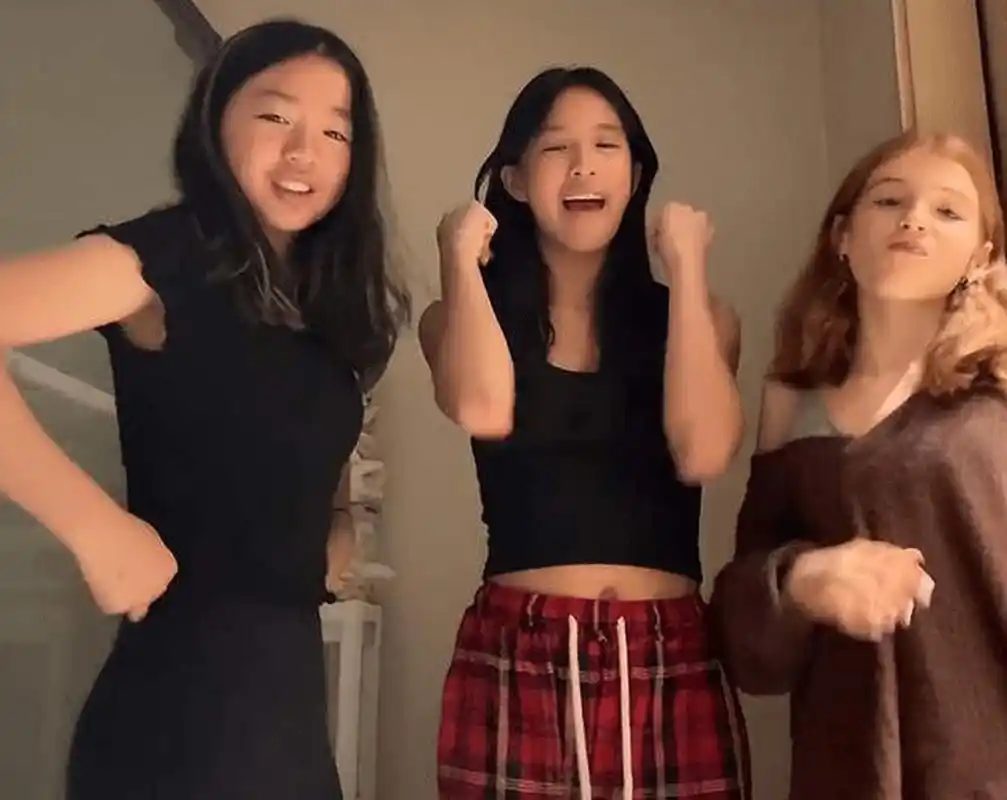 张庭大女儿林家菱晒热舞近照 小秀蛮腰长相似母亲