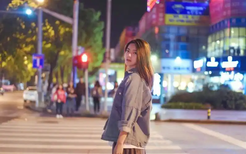 夜晚街头牛仔衣高颜值美女孤独写真