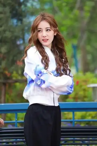 热巴录制《极限挑战》换发型,烫波浪卷发别红色发卡,又酷又可爱