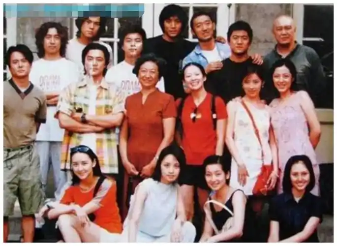 同样都是章子怡同班同学,梅婷聚餐坐保姆车,他却一家三口骑电车