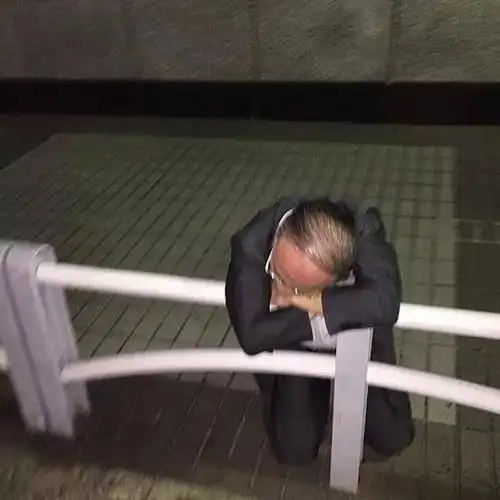 在宿醉街头这件事上,男生们更是"不甘落后"…如果你觉得喝醉只是男人