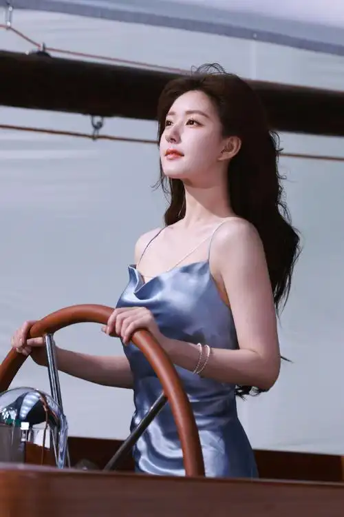 赵露思吊带丝绸裙