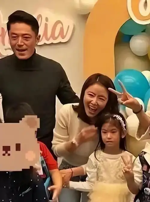 林心如全家福曝光,6岁女儿五官英气像爸脸型像妈