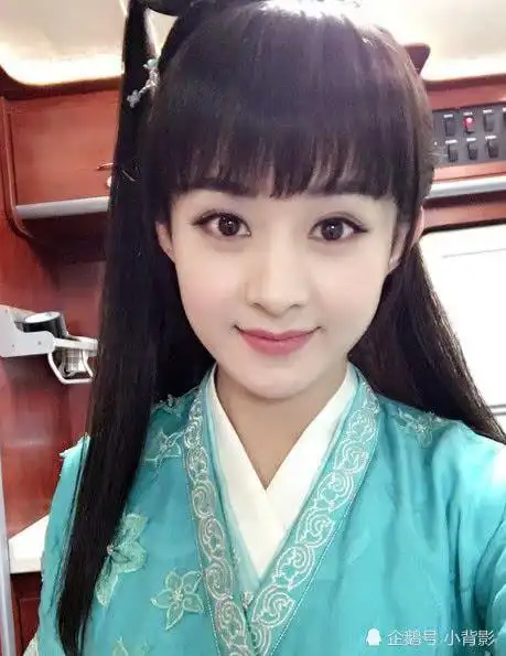 赵丽颖出道前照片被疯传看清那时候长相难怪不让翻以前动态