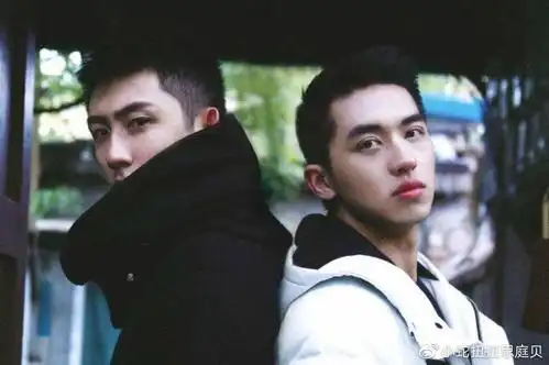许魏洲黄景瑜关系没那么恶劣,二人最近还合体抢夺《山河令》热度